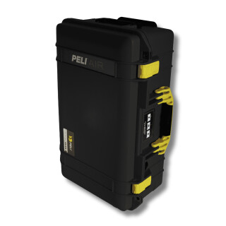 Peli Air 1535, schwarz mit gelben Verschlüssen und Griff