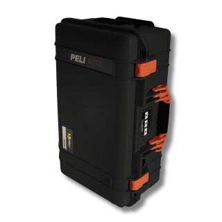 Peli Air 1535, schwarz mit orangenen Verschlüssen und Griff