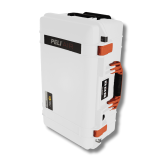 Peli Air 1535, Weiß mit orangefarbenem Griff und Verschlüssen