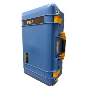 Peli Air 1535, bleue avec bouchons et poignée jaunes