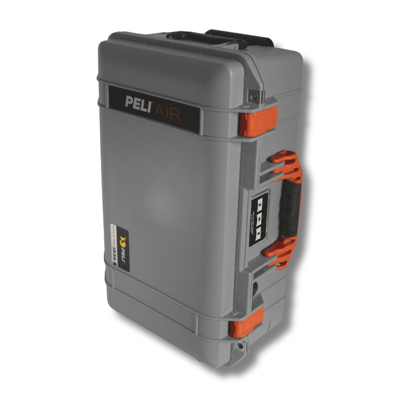 Peli Air 1535, Silber mit orangefarbenem Griff und Verschlüssen